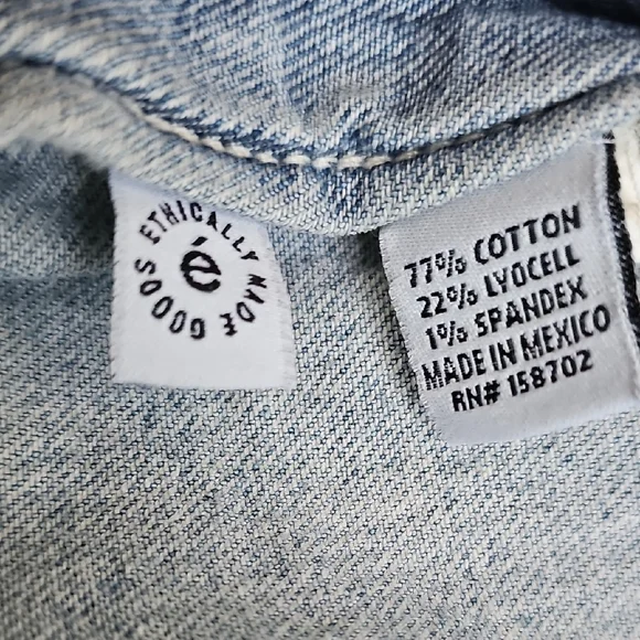 NWOT ETICA Lennox Mini Cropped Trucker Denim Blue Women's Jacket - Picture 12 of 13